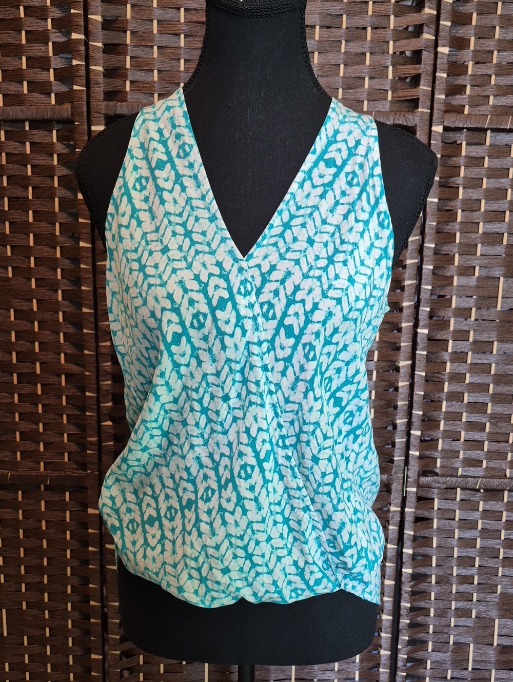 Printed V-Neck Sleeveless Camisole in Teal & White